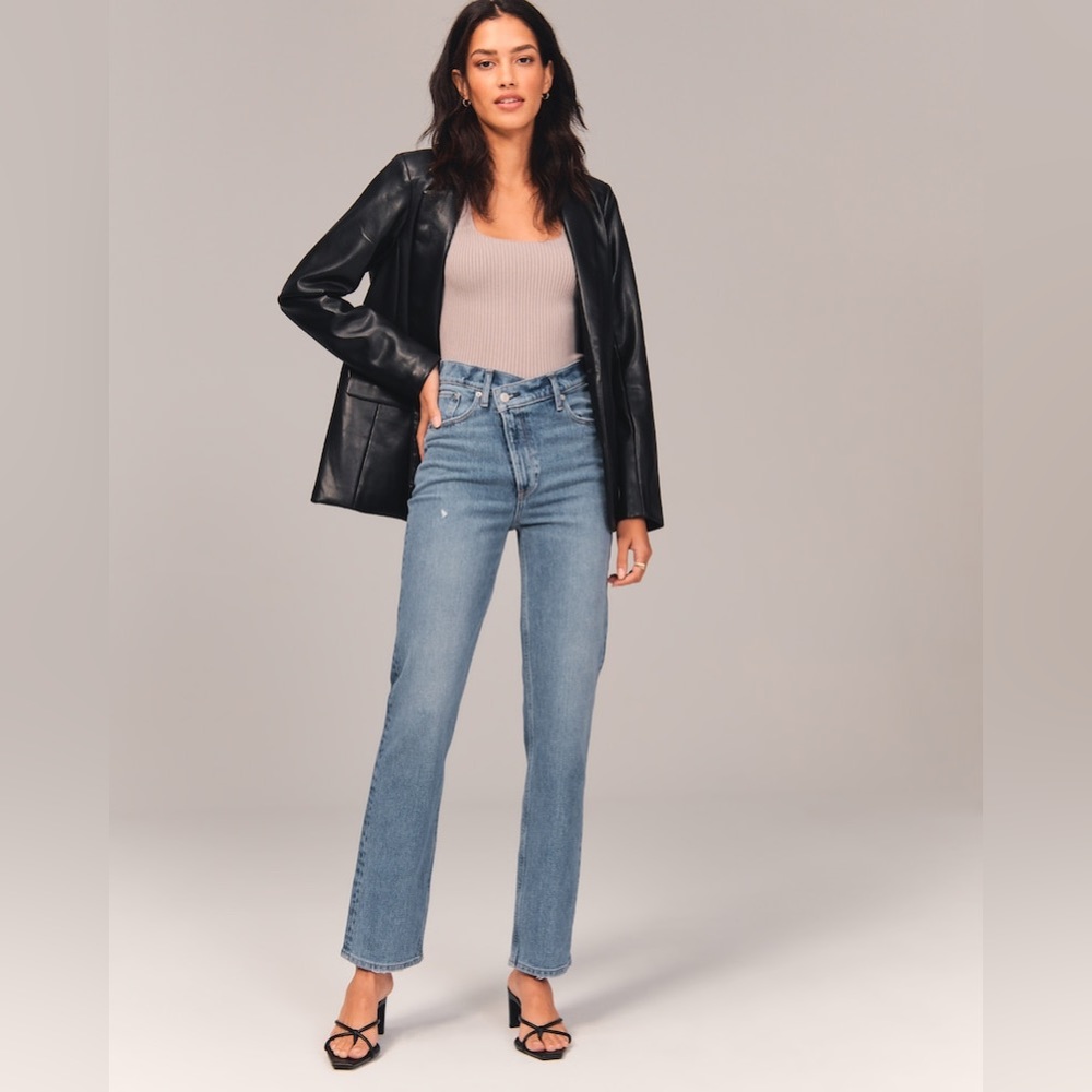 Abercrombie & Fitch Ultra High Rise 90s Straight Jean- Size 6